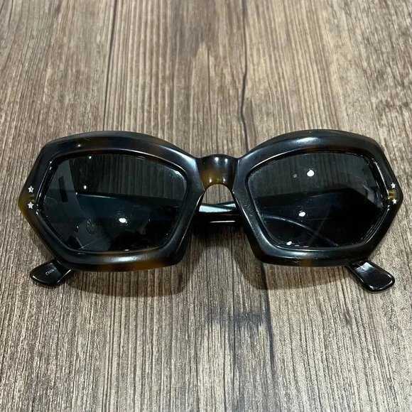 Trina Turk Brown Tortoise Sunglasses - Picture 1 of 8
